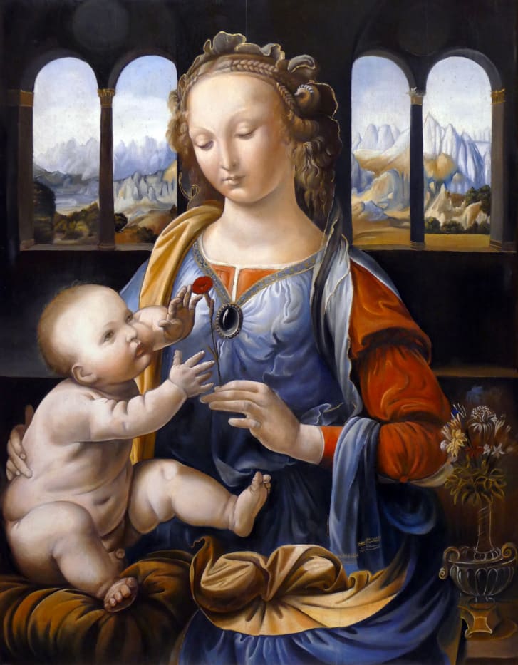 "Madonna e Karafilit", e ekspozuar në Alte Pinakothek në Mynih, Gjermani, është një nga pikturat më të hershme të Leonardo da Vinçit. Rrudhat e bojës së vajit janë të dukshme në fytyra.