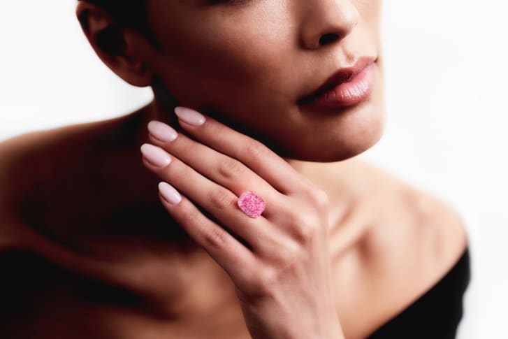 The diamond's color has been designated "fancy vivid," the highest grade of intense color achieved by only 4% of pink diamonds. 