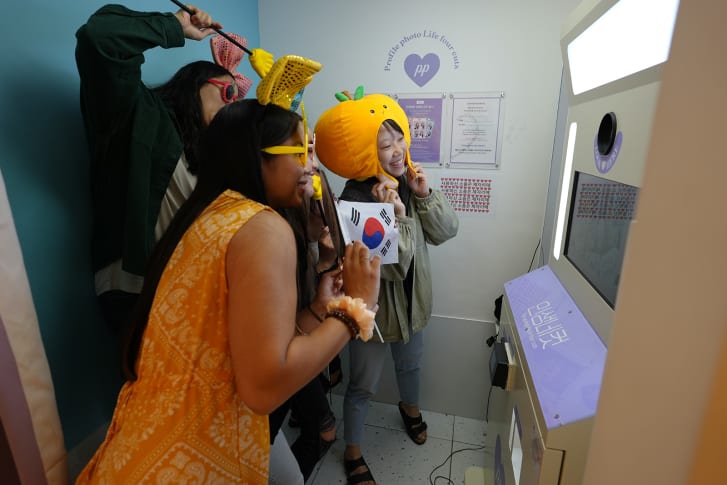 WE COULD SEE THIS SPREAD WORLD-WIDE: South Korean teens love new photo booths 💃🕺