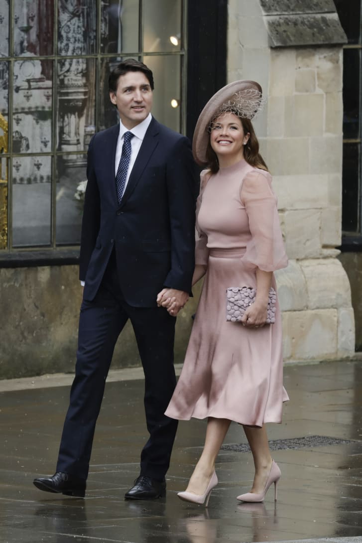 Justin Trudeau, Kryeministri i Kanadasë dhe Sophie Grégoire Trudeau shihen në rrugën e tyre për në ceremoni.