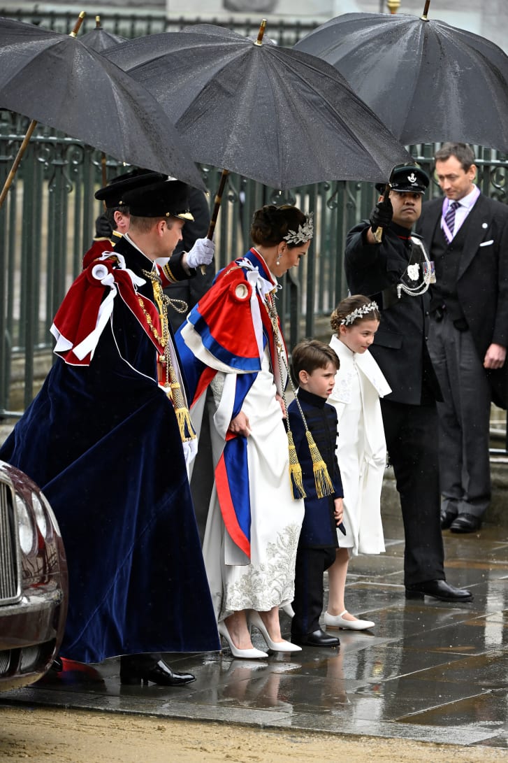 Princi William, Katerina, Princesha e Uellsit dhe fëmijët e tyre Princesha Charlottte dhe Princi Louis mbërrijnë në Kurorëzimin e Mbretit Charles III dhe Mbretëreshës Camilla.