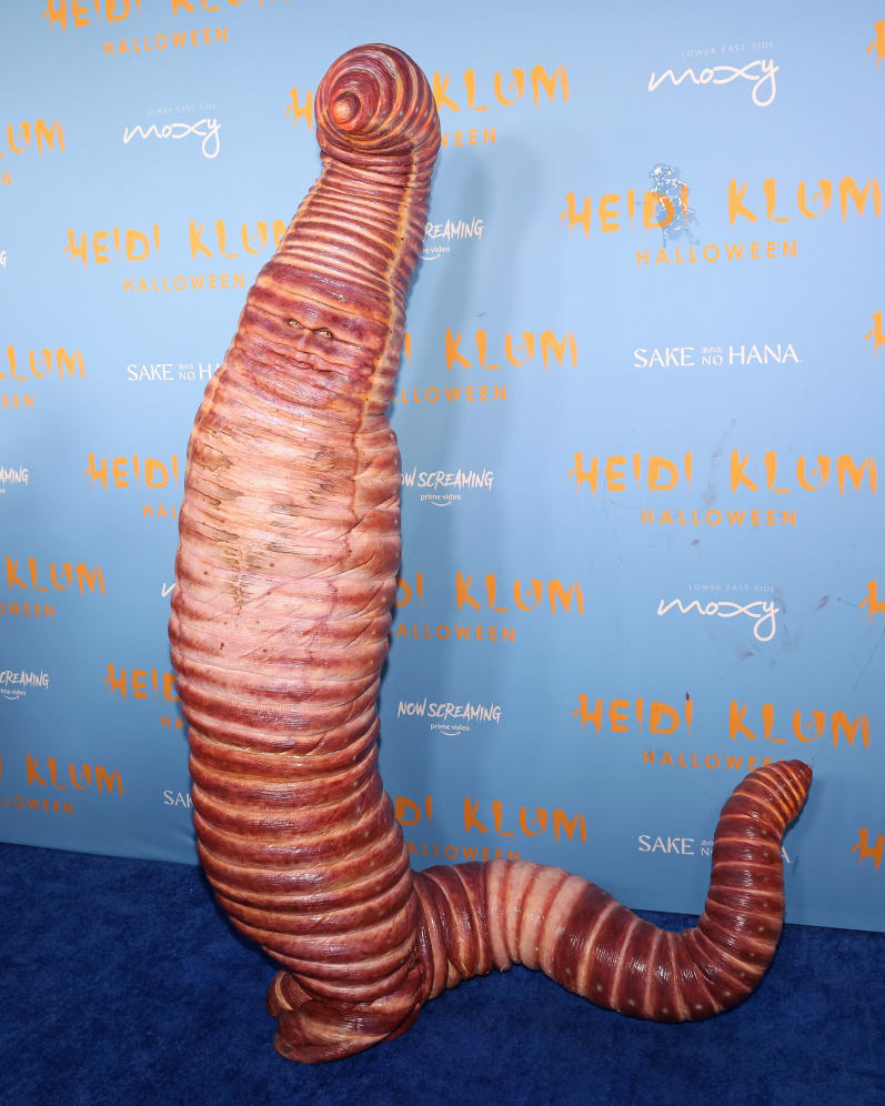 Хайди Клум посетила свою знаменитую вечеринку на Хэллоуин, одетая как ужасающий дождевой червь.