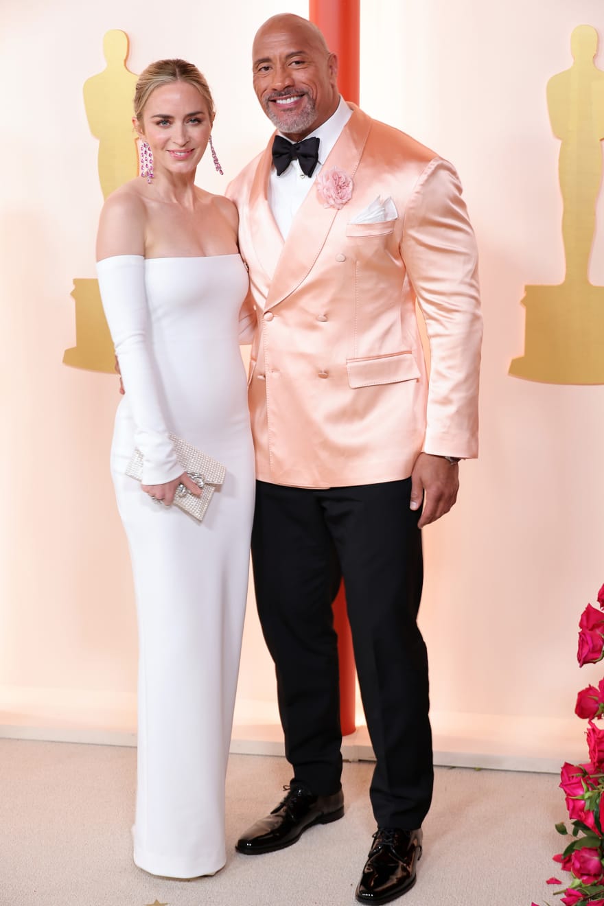 Emily Blunt ishte një pamje në të bardhë, e veshur me një fustan elegant Valentino, ndërsa Dwayne Johnson shkëlqeu me një kostum rozë baleti Dolce & Gabbana.