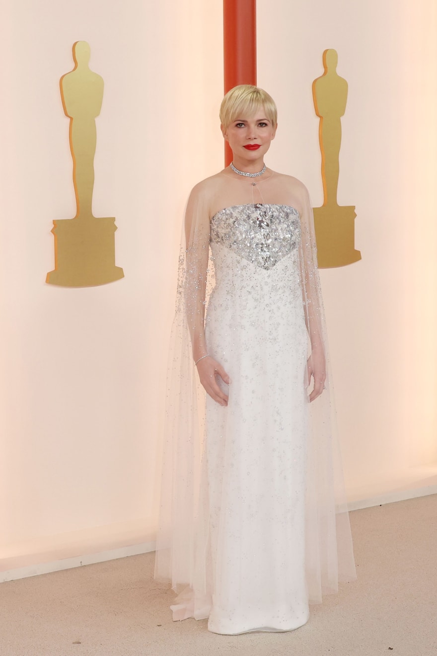 Michelle Williams, e nominuar për aktoren më të mirë, kishte veshur një fustan të bardhë me shkëlqim Chanel Couture dhe një choker me lidhje diamanti Tiffany & Co.