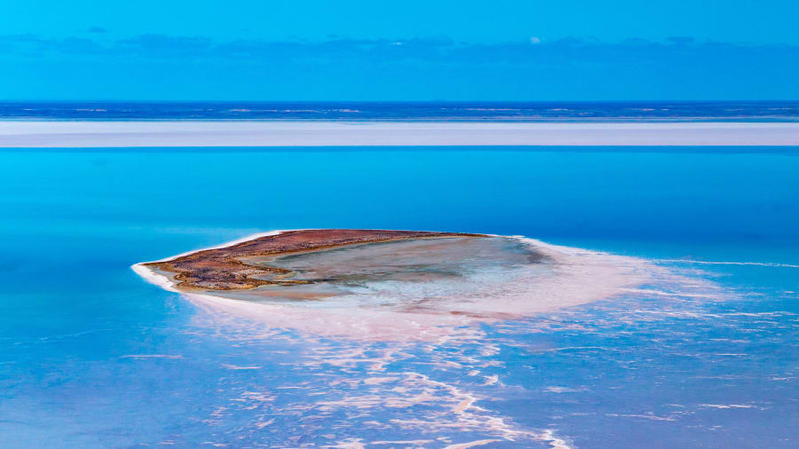 Island-on-Kati-Thanda-Lake-Eyre-with-wrightsair-(1)