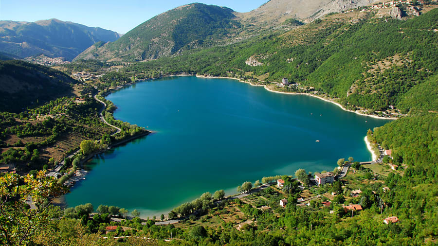 beautiful-italian-villages---Scanno's-heart-shaped-lake-c-Regione-Abruzzo_Cesidio-Silla