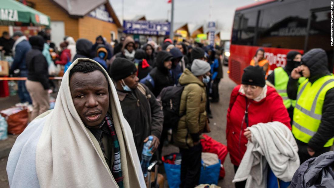 Иностранные студенты, бегущие из Украины, говорят, что сталкиваются с расизмом на границе