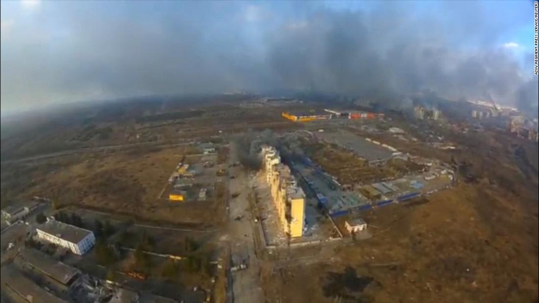 A extensão da destruição de Mariupol é evidente em tiros de drones e imagens de satélite