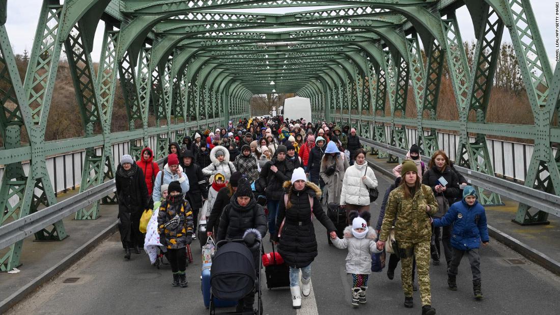 Analysis: Ukraine refugees: Why the US has allowed so few