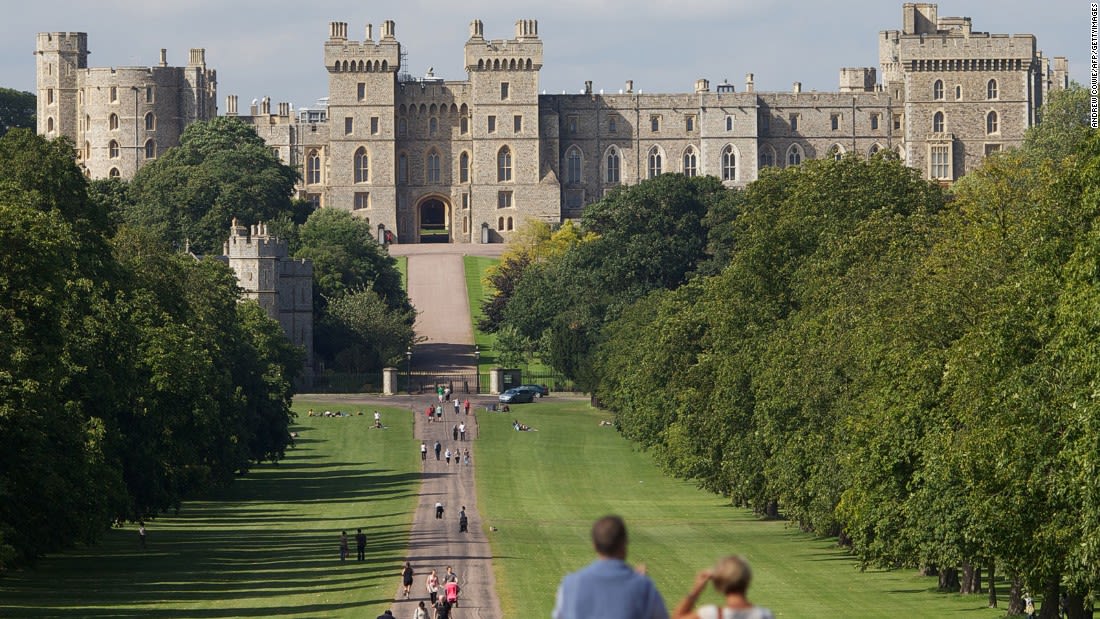 Royal-Places-to-visit-in-England---Windsor-castle---Tourists---Getty-Images