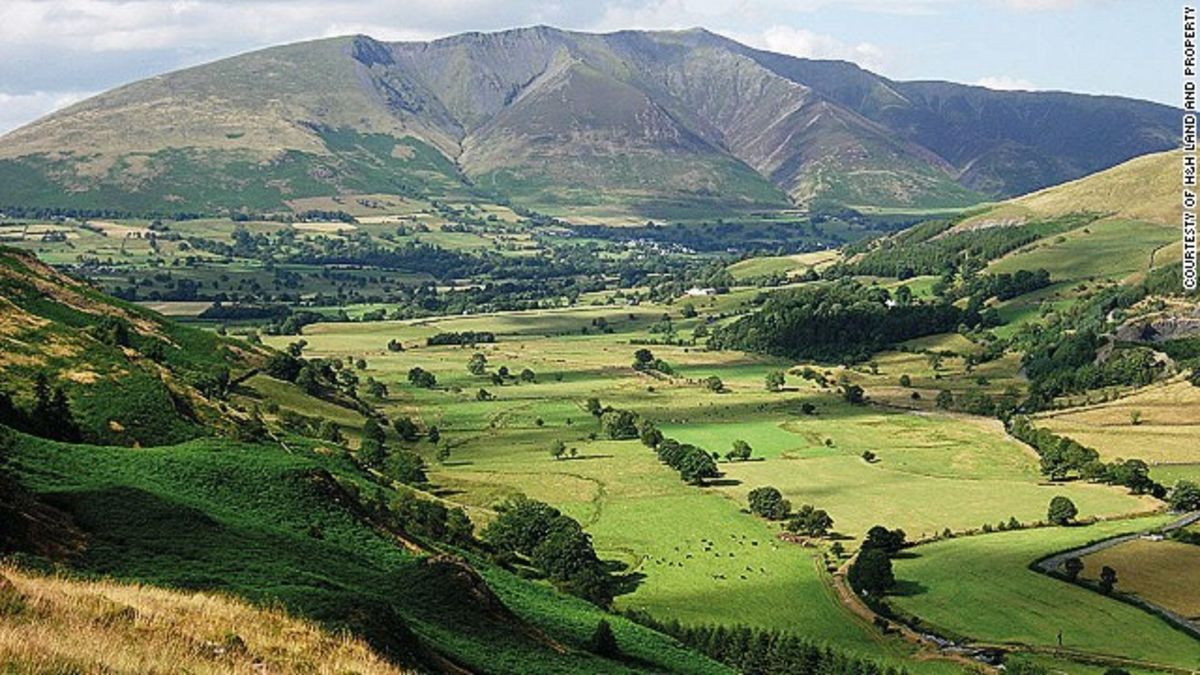 Earl puts UK tourist mountain up for sale | CNN Travel