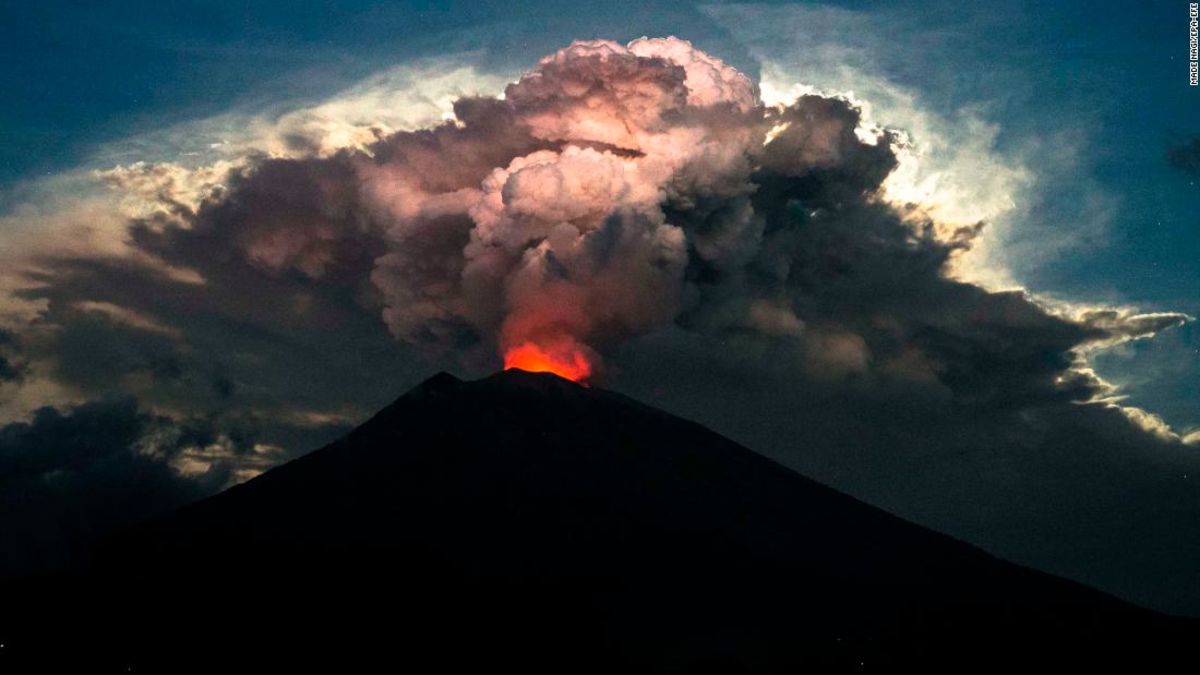 Bali volcano: Airport reopens after Mount Agung forced flight delays ...