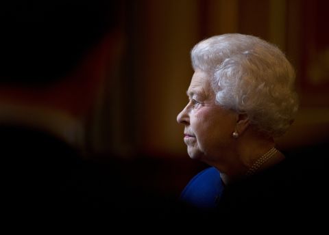 Nữ hoàng Anh Elizabeth II vừa tạ thế ở tuổi 96: Nhìn lại cuộc đời lừng lẫy của bà qua ảnh - Ảnh 33.