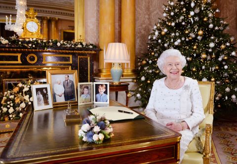 Nữ hoàng Anh Elizabeth II vừa tạ thế ở tuổi 96: Nhìn lại cuộc đời lừng lẫy của bà qua ảnh - Ảnh 42.