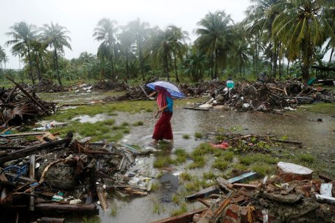 In Pictures Latest Tsunami Hits Indonesia Beaches