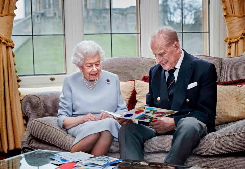 Nữ hoàng Anh Elizabeth II vừa tạ thế ở tuổi 96: Nhìn lại cuộc đời lừng lẫy của bà qua ảnh - Ảnh 51.