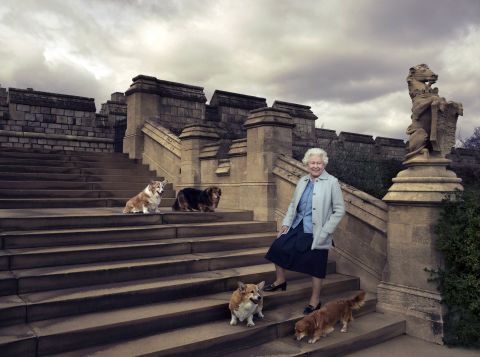 Nữ hoàng Anh Elizabeth II vừa tạ thế ở tuổi 96: Nhìn lại cuộc đời lừng lẫy của bà qua ảnh - Ảnh 39.