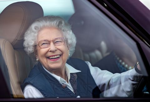 Nữ hoàng Anh Elizabeth II vừa tạ thế ở tuổi 96: Nhìn lại cuộc đời lừng lẫy của bà qua ảnh - Ảnh 56.