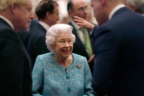Nữ hoàng Anh Elizabeth II vừa tạ thế ở tuổi 96: Nhìn lại cuộc đời lừng lẫy của bà qua ảnh - Ảnh 58.