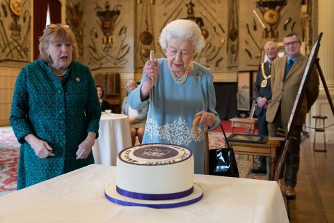 Nữ hoàng Anh Elizabeth II vừa tạ thế ở tuổi 96: Nhìn lại cuộc đời lừng lẫy của bà qua ảnh - Ảnh 59.