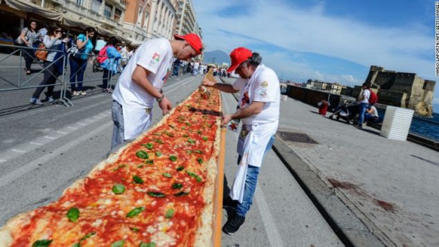 Neapolitan pizza: always delicious no matter the size.