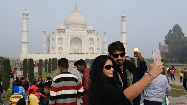 Taj Mahal - tourists