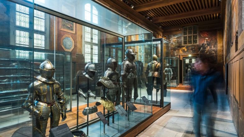 The Musée de l'Armée contains galleries dedicated to arms and armor ranging from the 13th to the 17th century. 